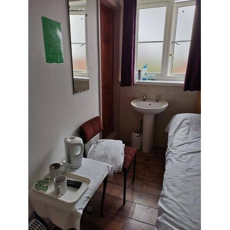 Swan Inn, Heathrow Airport Стэнвэлл Экстерьер фото